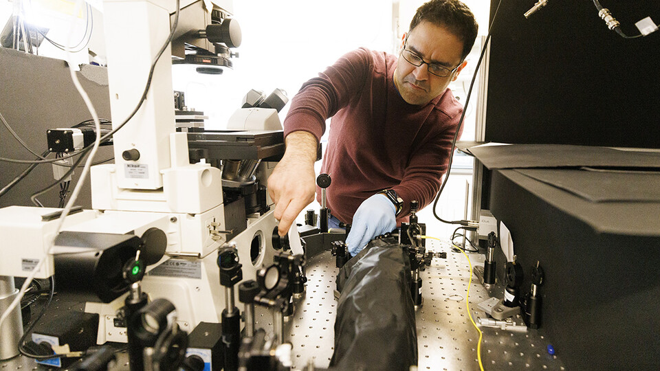 Postdoctoral researcher Mohammadjavad Dowran works with diamond quantum sensing microscopes in Abdelghani Laraoui’s lab.