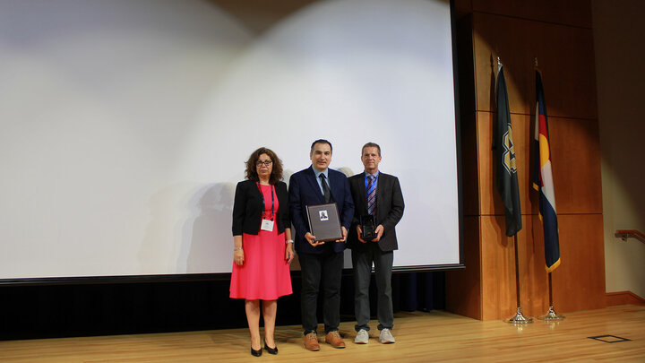 Ufuk Kilic receiving the 2025 Paul Drude Award.